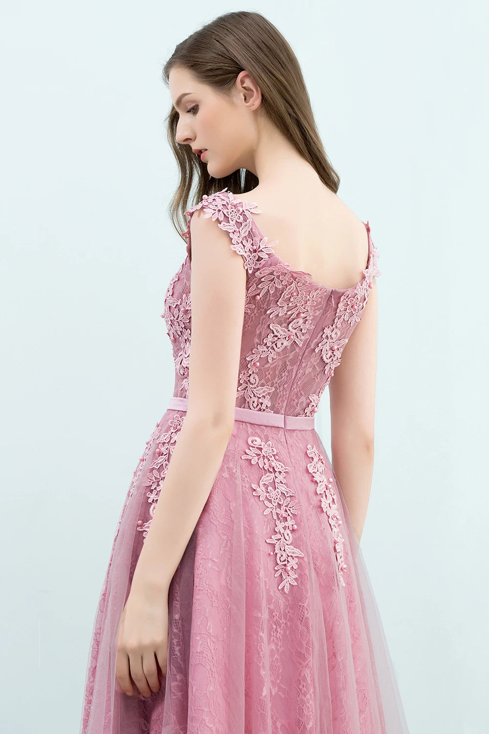 Vestido de fiesta de corte A hasta la rodilla, mangas cortas, bordado floral, perlas en la parte superior, escote en V bajo, espalda profunda