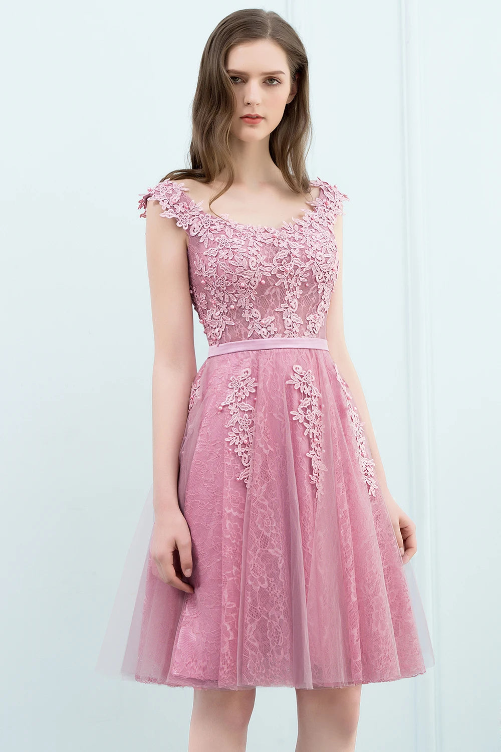 Vestido de fiesta de corte A hasta la rodilla, mangas cortas, bordado floral, perlas en la parte superior, escote en V bajo, espalda profunda