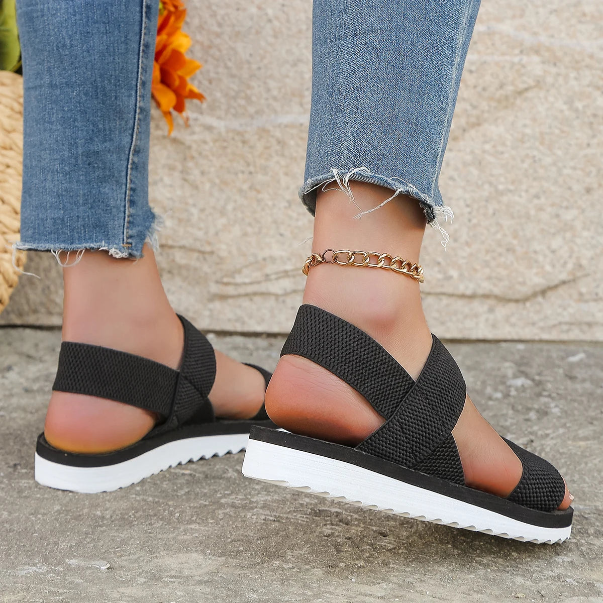 Sandalias planas con cordones en negro puro, cómodas, antideslizantes y con suela de color a juego, tendencia de moda para mujer