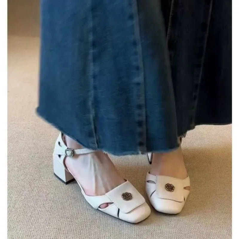 Sandalias Baotou con aberturas y hebilla de una sola palabra, estilo urbano, punta cuadrada, tacón grueso, una sola capa, para mujer.