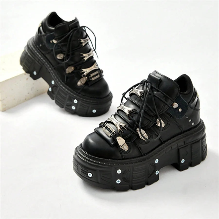 Zapatos negros estilo punk para mujer, con plataforma y tacón alto, con cordones y decoración rock metal, botines góticos para hombre, novedad 2025