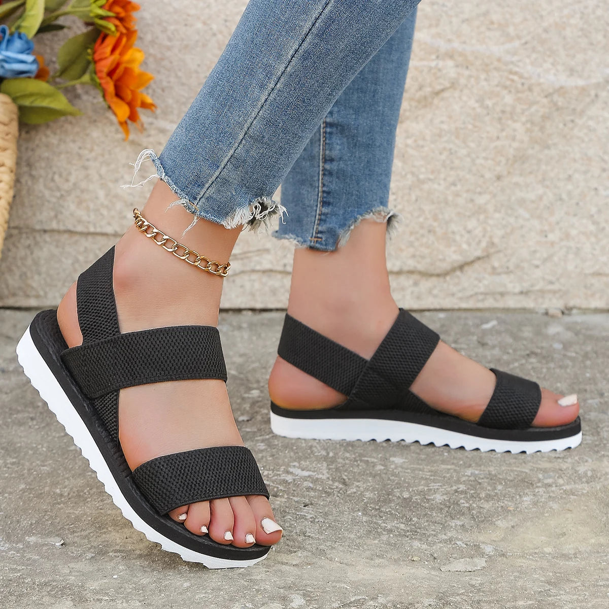 Sandalias planas con cordones en negro puro, cómodas, antideslizantes y con suela de color a juego, tendencia de moda para mujer
