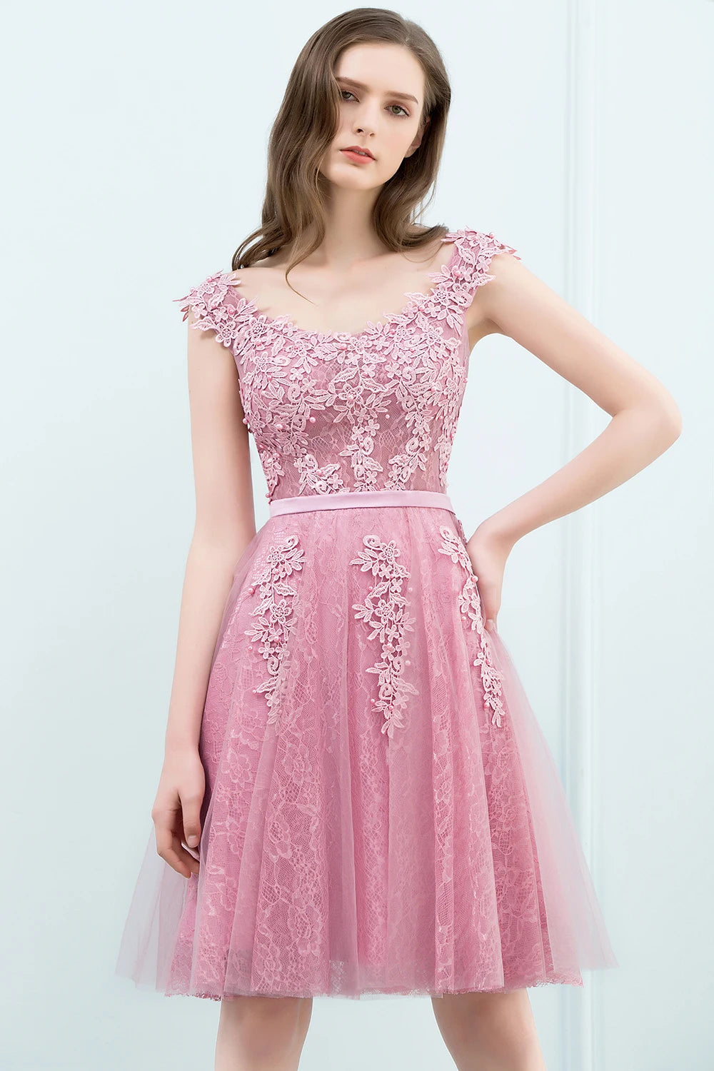 Vestido de fiesta de corte A hasta la rodilla, mangas cortas, bordado floral, perlas en la parte superior, escote en V bajo, espalda profunda