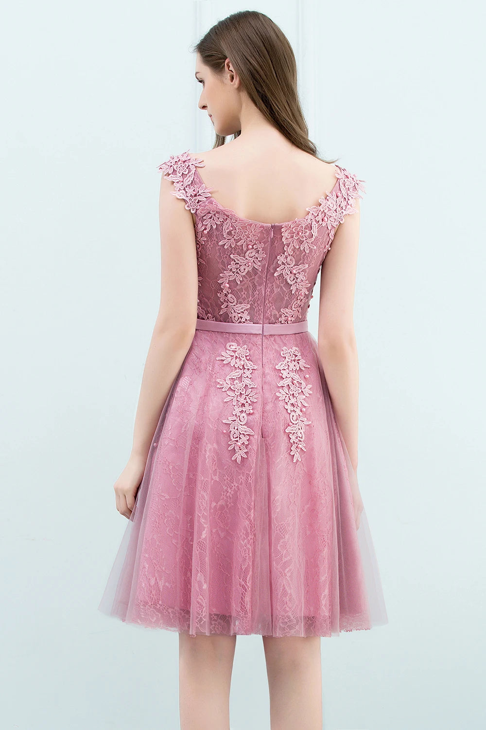Vestido de fiesta de corte A hasta la rodilla, mangas cortas, bordado floral, perlas en la parte superior, escote en V bajo, espalda profunda
