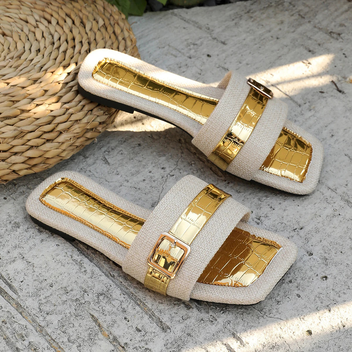 Sandalias planas con hebilla de metal decorativas para mujer, sandalias de playa antideslizantes de verano 2025, chanclas para exteriores de talla grande 43.