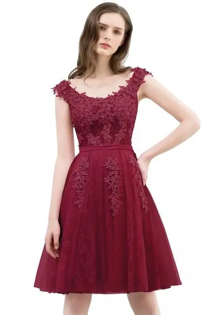 Vestido de fiesta de corte A hasta la rodilla, mangas cortas, bordado floral, perlas en la parte superior, escote en V bajo, espalda profunda