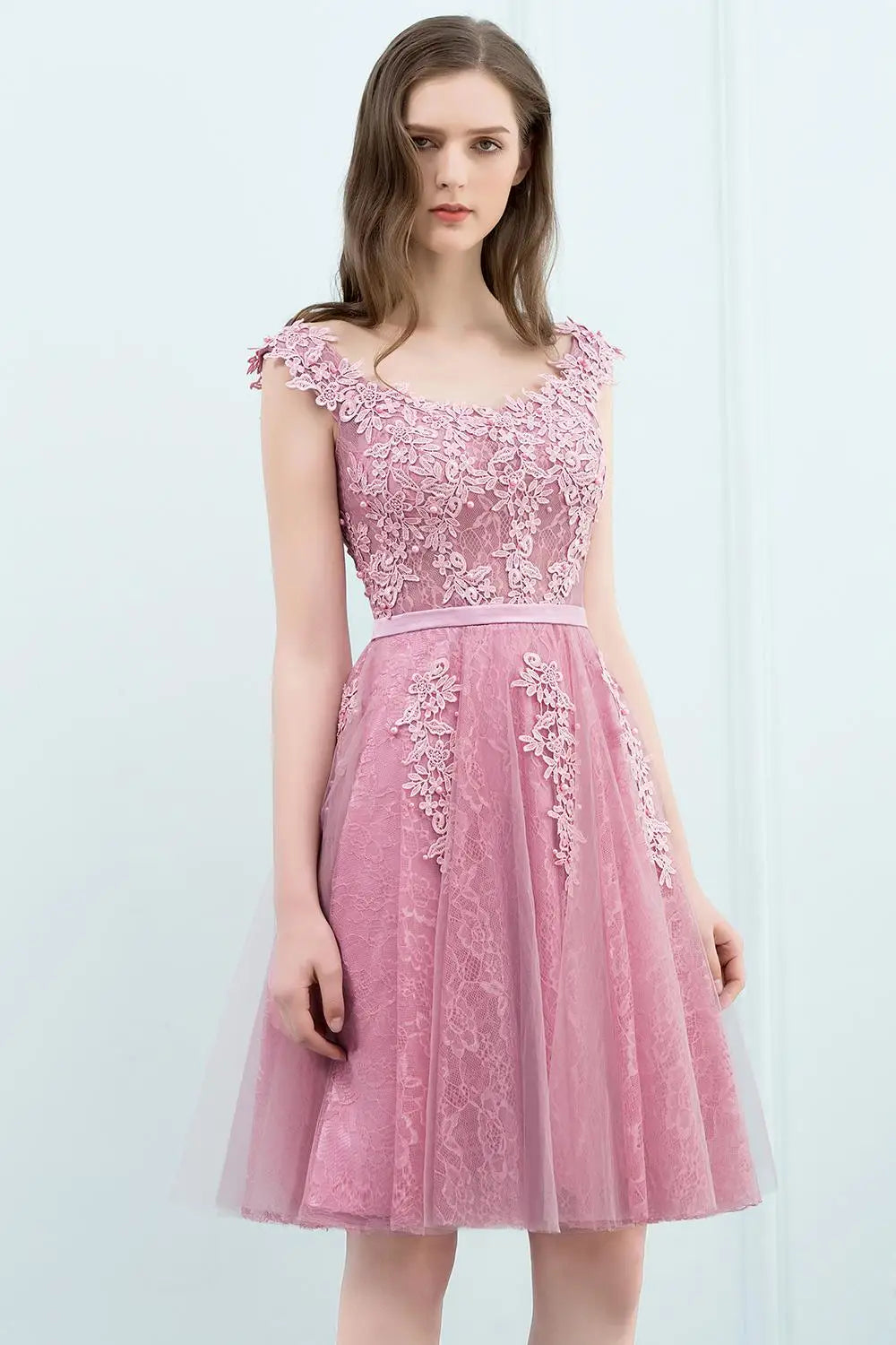 Vestido de fiesta de corte A hasta la rodilla, mangas cortas, bordado floral, perlas en la parte superior, escote en V bajo, espalda profunda