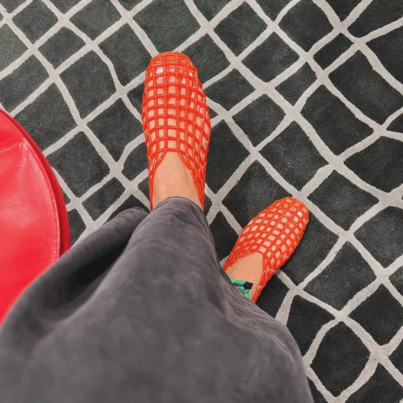 Sandalias planas de marca de lujo para mujer, zapatos de verano transpirables de PVC, estilo Baotou, informales, 2025 