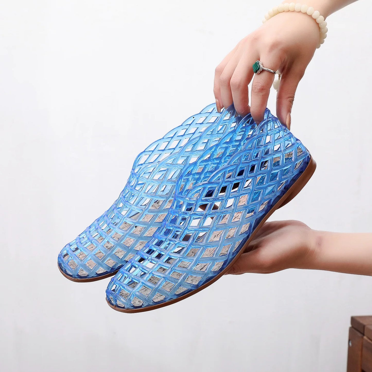 Sandalias planas de marca de lujo para mujer, zapatos de verano transpirables de PVC, estilo Baotou, informales, 2025 