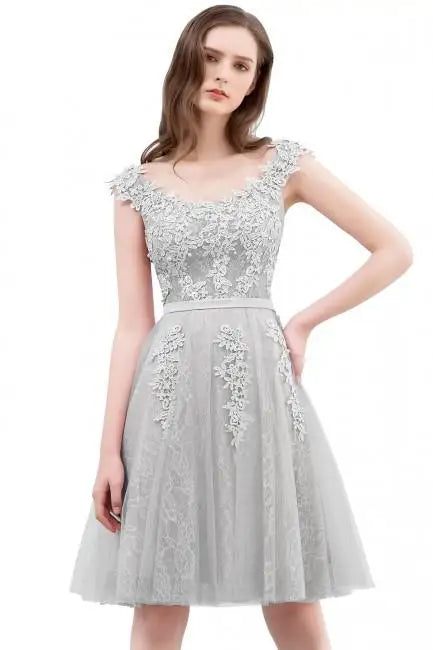 Vestido de fiesta de corte A hasta la rodilla, mangas cortas, bordado floral, perlas en la parte superior, escote en V bajo, espalda profunda 